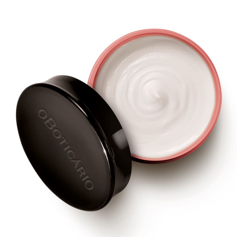 Una maschera per capelli a base di rosa bianca per proteggere la tua chioma